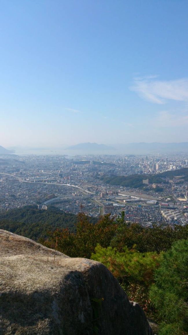 soramame夫婦に共通の趣味ができました<br /><br />ついに山デビュー♪<br /><br />広島駅の北東に位置する高尾山<br /><br />2人とも初めての登山どーなることやら??<br /><br /><br />