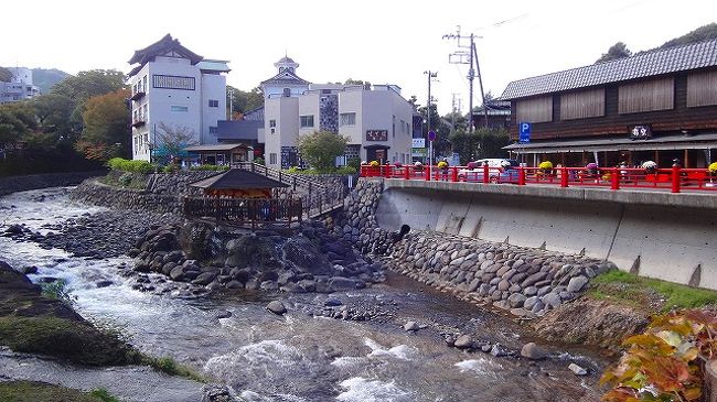 2013年9月28日(土)〜11月15日(金)の間、修善寺温泉街で菊花まつりをしていました。<br /><br />虹の郷からの帰り道、昼食を兼ねて温泉街の一部を散策してきました。<br /><br />写真は、桂川に建つ足湯「独鈷の湯」と奥の新井旅館。
