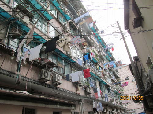 面筋弄、和順路はＢ地区で復興東路近くの住宅街です。１９３０年代に多く造られた中国式長屋住宅、石庫門が多く残っています。租界で急激に増えた人口を吸収する為に造られた建物で１棟の建物に何所帯もの家族が住んで居ます。トイレも無く、台所も外で住みにくいですが、現在の上海の家賃は高く、老人や、出稼ぎ労働者などは雨風をしのぐだけの生活です。<br /><br />南市は中華路と人民路に囲まれた円形の旧市街と南側の黄浦江脇の城外です。昔、倭寇からの侵略に対し城壁（中国の城壁は住民を守る為、街全体を囲った。）と堀を造った。縦1.3km・横1.6km・外周5.3km。皇居外周と同じぐらい。租界が周りに出来た時に取り壊されて中華路と人民路になりました。上海が県となった1291年の7年後に設置され、辛亥革命後の1915年までの約600年間、ここが上海の政治的中心でした。この上海県（中国では県は町です）では黄浦江の対岸の高層ビルを見ながら昔ながらの生活をしています。古い住宅の部屋ごとに一所帯が住み、トイレも無く、台所も屋外に共用です。それでも住民は楽しく生活しています。南市にあった古くからの書院・学校の多くは、既に失われて、見ることができない。敬業中学（尚文路73号、1748年申江書院が前身）、龍門書院（尚文路133弄55号、1865年創立。）、梅渓小学校（1878年創立、梅渓書院が前身。）などがそれである。現在古い住宅を取り壊し、高層住宅に建替える再開発が盛んに行われています。ツアーでは行かない上海の下町を散策するのは何時か？“いまでしょう”<br />