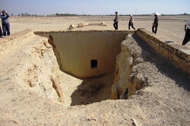 パルミラの墳墓紹介の続きです。塔屋式のほか、地下式のお墓もありました。『ボルハ・ボルパの墓』は、日本の調査隊による発掘です。奈良県のシルクロード学研究センターとシリア文化省考古総局が共同で発掘調査を行ったようです。内部の見学もできましたが、写真撮影は禁止でした。