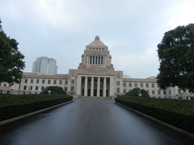 本日は雨のなか、お上りさんの国会見学、東京スカイツリー～浅草周辺を散策しました。<br />バスは、新東名道を御殿場JTCまで走行し、東名道⇒首都高道3号線と乗り継ぎ都内に入る。<br />浅草で降車して、昼食休憩を含む自由時間を散策する。<br />午後は、国会内の見学コースを回り、守衛さんの案内により参議院会議場内施設の説明をうける。