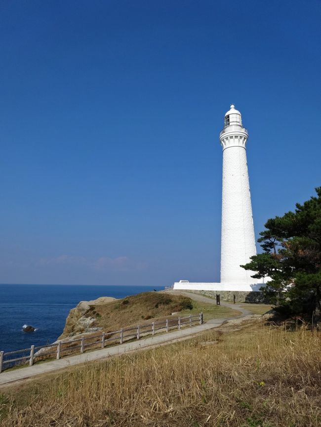 　2013年，島根県にスタバが出店してから，鳥取県は全国で唯一スタバのない県となってしまい，県知事が腹いせに！？「鳥取にはスタバはないけど，スナバ（砂場）がある！」と，うまいこと言ったそうな…<br />　島根と鳥取は，全国で人口の少なさでは１位と２位で，石見銀山，隠岐の島，宍道湖，三朝温泉とか大山といった固有名詞は知っていても，どちらがどちらか，区別がついていない人も多いかも？　　　　　<br />　そんな山陰地方の両県ですが，魅力的な場所はいっぱいあって，今回は，ほんの少しだけですが，以前から気になっていた場所を訪れました<br />　島根県は出雲大社ほか由緒ある神社と足立美術館を，鳥取県は『ゲゲゲの鬼太郎』などの作者水木しげるさんの故郷の境港です<br /><br />【これは使える！参考サイト】<br />※出雲観光協会HP<br />→http://www.izumo-kankou.gr.jp/<br />※出雲大社HP<br />→http://www.izumooyashiro.or.jp/<br />※出雲國神仏霊場HP<br />→http://www.shinbutsu.jp/<br />※境港市観光協会HP<br />→http://www.sakaiminato.net/<br />※足立美術館HP<br />→http://www.adachi-museum.or.jp/ja/　<br /><br />【行程】<br />①金曜夜羽田発，米子入り<br />②稲佐の浜・上宮・出雲大社・日御碕神社・須佐神社<br />③八重垣神社・神魂神社・熊野大社・須我神社<br />　午後　境港へ　水木しげるロードなど散策<br />④足立美術館見学後，帰京<br /><br />【旅行記】<br />▽出雲神話の神々に御参拝(前編) 平成の大遷宮と神在祭 / 稲佐の浜・上宮・出雲大社・日御碕神社<br />▽出雲神話の神々に御参拝(後編)　『八雲立つ 出雲八重垣…』 須佐之男命ゆかりの神社<br />▽ゲゲゲの列車でGO! ～ JR境線 ワクワク！鬼太郎ファミリー大集合<br />▽ゲゲゲの街でゲゲゲに出会った！～境港・水木しげるワールド<br />▽足立美術館 ～ 安来節の街に「１０年連続 庭園日本一」が！<br /><br />【表紙の写真】日御碕灯台