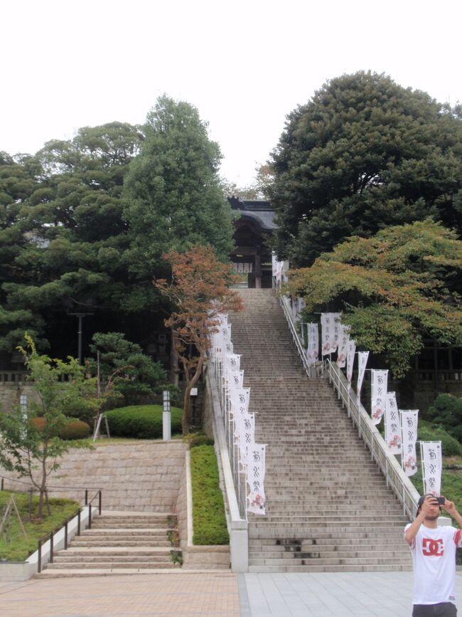 北関東の主要な宿場、宇都宮宿を歩いて見ましょう<br /><br />宇都宮宿は、江戸から17番目の宿場。城下町で二荒神社の門前町。幕末期の日光・奥州・甲州道中宿村大概帳では、町並みの長さが南北20町（約2.2km）東西18町58間（約2.1㎞）、宿内惣家数家が1219軒（本陣2軒、脇本陣1軒、問屋場1軒、旅籠42軒）、宿内人別6457人（ｵﾄｺ3302人、女3154人）、駄賃・賃銭 荷物一駄・乗掛荷人共142文、軽尻馬1疋92文、人村1人1文でした。<br /><br />「当町は日光道中第一の繁昌の地にして、町四十八丁、通りぬけ四十丁ヨ」（五海道中細見独案内）とあり、明治に入ってからも「宇都宮町 東京市を距（へだた）ること二十八里余（河内）郡の中央に位置し、奥州街道及び諸街道の要路に当り、実に下野国第一の都会なり」（日本名勝地誌）と記された交通の要所であった。<br />地名の起こりは「地名の起り、開発の年代は詳ならざれ共、土人の伝には人王十代崇神天皇第一の皇子豊城入彦命を東国の総管となし下し玉ふに、国民豊に治り、此処に宮居し玉ふゆゑ民おのつから宇津くしき宮と称し、仰ぎ尊みけるをいつの頃よりか中略して宇都宮と唱へ改め庄名とし、宇都宮庄、或は蓬莱の庄と唱来れりといふ」（日光道中略記）<br />日光街道最大の宿場として栄えた。栃木街道、鹿沼街道、茂原街道、水戸街道、真岡街道などの始点でもあり、将軍はじめ諸侯の日光参詣の宿泊地でもあった。「宇都宮城の釣天井」伝説で有名な本多正純が江戸時代の初め頃に宇都宮城主となり、街道や城下町の整備、宇都宮場の大改造を行って、現在の宇都宮市街地の基礎を造りました。<br />