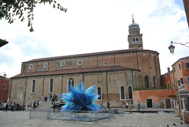 2年に1度のBiennale Arte（ビエンナーレ国際美術展）開催中の秋のヴェネツィアに行ってきました。<br /><br />この日は、ヴェネツィア本島を離れ、ヴェネツィアングラスの島ムラーノ島に足を延ばしました。