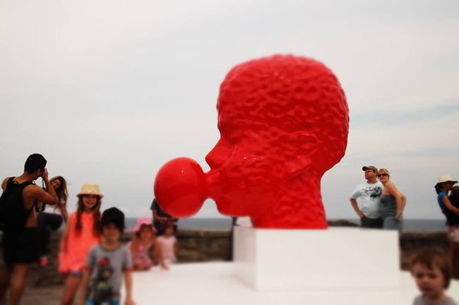 Sculpture by the Sea - along the Bondi to Tamarama coastal walk.<br /><br />http://www.sculpturebythesea.com/Home.aspx (英語)<br /><br /><br />シドニー中心部からほど近いボンダイ・ビーチからタマラマ・ビーチ間の海岸線沿いの遊歩道で毎年行われている彫刻展。<br />今年は10月24日〜11月10日まで催されている。<br /><br />ユニークなアートを海辺を散歩しながらのんびり見ることができる。