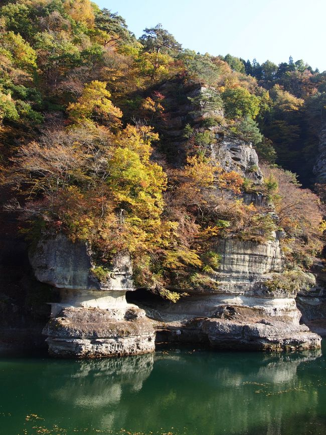 秋の最後の３連休、どこか遠出したいなーと考えて日帰りで行けそうな場所を物色。<br /><br />せっかく行くなら　まだ４トラ旅行記で足跡を残せていない地が良いと思い栃木、山梨、福島で検討。<br /><br />関東の紅葉はまだまだのようだったので、頑張って福島まで足を伸ばしてみようかしらと思いました。<br /><br />福島と言えば前々から行きたいと思っていた大内宿。<br />行ったことのある伯母の話だと「規模が小さくて大したことない」というものでしたが、そこはやっぱり自分の目で確かめたい！<br /><br />大内宿観光は１～2時間もあれば足りるということだったので、せっかく行くなら他にも見て回りたいと考え、伯母お薦めの塔のへつりにも行ってみることにしました。<br /><br />例によっていつもの貧乏旅行、鈍行列車での旅行記です。