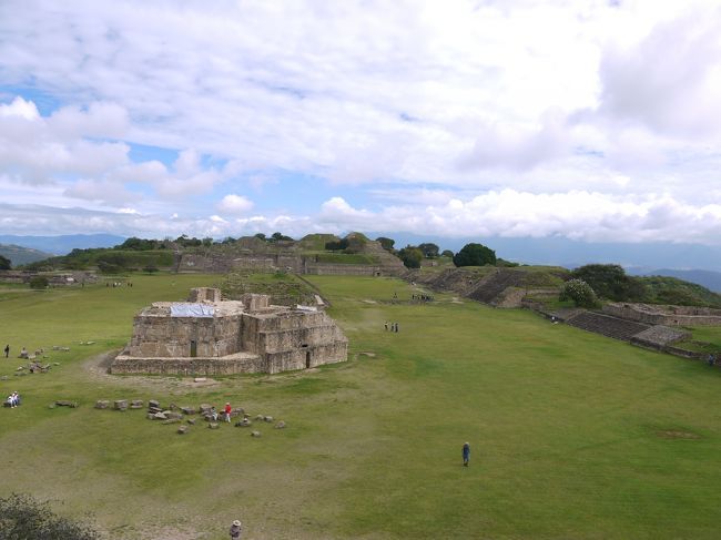 標高の高いオアハカから、さらに高い場所にあった古代遺跡、モンテアルバンを尋ねました。<br /><br />この遺跡は他のメキシコの遺跡と比べて、遺跡内の建物の上まで登れるので良かったです。標高が高いので結構息切れします。<br /><br />建造物の上からは雲が近く感じます。