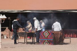 2011冬、シリア等・中東旅行記(46/54)：砂漠のキャンプ地で昼食後、アンマンへ、夕日の光景