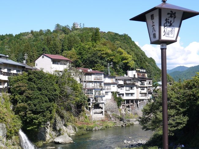 　〜郡上八幡は盆踊りと水の街〜　<br />　<br />ななつ星なんて超高級列車が話題になってますが、超スローなローカル列車も面白いものです。<br />　<br />ガタンゴトンとローカル列車に揺られて水の街「郡上八幡」へ<br />　<br />旧国鉄時代に越美南線と呼ばれた長良川鉄道に「ゆらり眺めて清流列車」なんてのが運行されてると聞き、カメラ片手に乗車してきました。<br />　<br />　<br />　<br />　<br />　