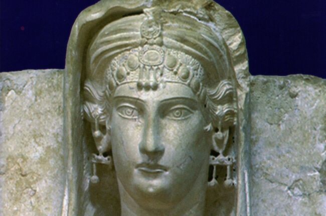 パルミラ博物館の展示品撮影は禁止でしたから、博物館で購入した冊子からの紹介です。その冊子は、シリアのムスタファ・タラス将軍の著書、『パルミラの女王』です。ローマ帝国に抵抗したパルミラの女王は、ゼノビアの名で呼ばれます。
