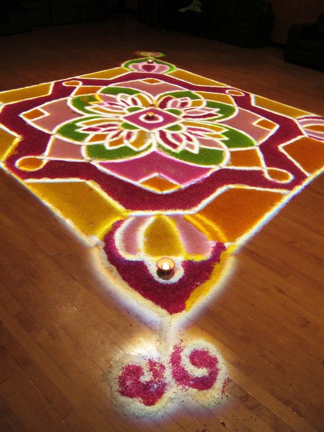 ヒンドゥー教のお祭り ディワーリー（Diwali）に行ってきました。<br /><br />ヒンドゥー教の三大祭りのひとつで、女神ラクシュミを祭るものです。<br />この祭りは、別名「光の祭り」とも言われます。<br /><br />バンクーバー周辺では、10月末〜11月初旬にかけてインド系移民が多い地区で行われます。<br />今回はダウンタウンで行われたものに参加しました。<br /><br />インドのダンス、音楽、料理、アートを経験でき、異文化を知るのによいです。<br />特に、米と小麦粉を使って砂絵のようにして作ったランゴリがとても美しかったです。<br /><br />■ 関連記事 ■<br />１） 総集編： バンクーバーの祭り （フェスティバル, イベント） 一覧<br />http://4travel.jp/travelogue/10824875<br />２） シーク教のお祭り バイサキ<br />http://4travel.jp/travelogue/10875893