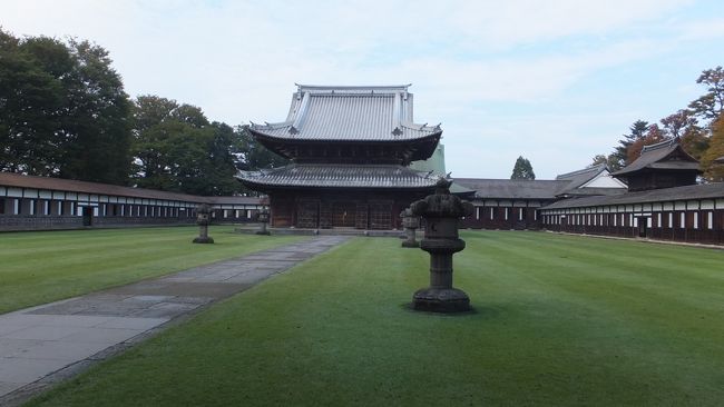 ＡＮＡのマイルが貯まったので、富山にでかけて「鮨」を食べようかと思いつき、出発。<br /><br />5月に業務出張で富山に行った時、現在富山支社長の同期に連れて行ってくれた「銀八鮨」を再訪しようということに。<br />Part1では、その寿司をしっかり堪能しました。<br />http://4travel.jp/travelogue/10809551<br /><br />旅費はマイル、宿泊は格安ホテルにし、レンタカーも一日だけ借りて安く上げ、コストは「銀八鮨」に集中投下。<br /><br />★レンタカーを駆って、高岡・南砺・五箇山方面に観光です。<br /><br />　①「銀八鮨」で富山湾の味を堪能<br />　http://4travel.jp/travelogue/10809551<br />★②高岡の瑞龍寺、前田利長の墓所などを観光<br />　③高岡の「土蔵造りの街並み」散策<br />　④高岡の「千本格子の家並み」を歩き、南砺市井波の瑞泉寺観光<br />　⑤世界遺産「五箇山」と、なんと再びの「銀八鮨」<br /><br />