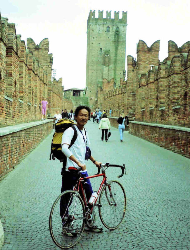 40代後半、自転車で日本一周を目指していた<br />日本一周を達成してから海外チャレンジを考えて<br />いたが、体力の限界を感じ早めに海外に出ることに<br />計画変更する。<br />イタリア自転車縦断を優先する<br />50歳の記念にチャレンジを決意し<br />2年の準備期間設け綿密な準備と計画で<br />いざ実践、実践は冷静・沈着・大胆を目標に<br />37日間の激闘を各都市毎に発表してゆきます。<br />50歳の記念にイタリア自転車縦断旅行にチャレンジ<br />2年の準備期間設け綿密な準備と計画で<br />いざ実践、実践は冷静・沈着・大胆を目標に<br />37日間の激闘を繰り広げた。<br />今回はヴェローナを紹介します。<br /><br />イタリア自転車縦断コース<br />パレルモ〜トラパーニ〜マルサーラ〜アグリジェント<br />ラグーサ〜シラクーサ〜カターニャ〜タオルミーナ〜<br />メッシーナ〜ターラント〜アルベロベッロ〜マテーラ〜<br />ポテンッア〜サレルノ〜アマルーフィー〜ポジターノ〜<br />ソレント〜カプリ島〜ポンペイ〜ナポリ〜ローマ〜<br />スポレト〜アッシジ〜ペルージャ〜チアンチャーノテルメ〜<br />シエナ〜サンジミニャーノ〜フィレンチェ〜ボローニャ〜<br />フェラーラ〜パドバ〜ヴェネチツィア〜ヴェローナ〜<br />シルミオーネ〜ベルガモ〜コモ〜ルガーノ〜<br />ベリンゾーナ〜アイローロ〜チューリッヒ<br />