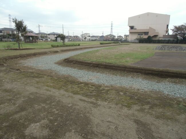 東武東上線霞ヶ関駅より徒歩約１５分、桓武平氏の流れをくむ秩父氏から派生した河越館（かわごえやかた、埼玉県川越市上戸）を訪ねました。<br /><br />居館跡入口に設置された説明板には下記の通り詳細にわたって記述されています。<br /><br />「　国指定史跡　河　越　館　跡<br /><br />河越館跡は、平安時代の終わりころから南北朝時代の中ごろまでの約二百年の間、武蔵国で大きな勢力を誇った在地領主の河越氏の居館跡です。<br />河越氏は、桓武平氏秩父氏の流れを汲む一族で、平安時代の終わりころ、この地に館を構え、河越氏を名乗りました。<br /><br />治承４年（１１８０）、源頼朝が伊豆で挙兵すると、河越氏は初め敵対しましたが、後に御家人となって平氏討伐軍に参戦します。この頃の河越氏の勢力は、重頼（しげより)の娘が源頼朝の弟義経の妻に選ばれたことから推し量ることができます。　おそらく輿入れの日、重頼の娘は、お供の者たちと河越館から都の義経のもとへ向かったことでしょう。<br /><br />ところが、後に義経と頼朝の仲違いから、義経縁者である事が禍して、重頼らは滅ぼされ、河越氏の勢力はここで一時衰えます。<br />しかし鎌倉時代中ごろ、高野山に町石を建てたことで知られる経重（つねしげ)のころには、かつての勢力を回復しつつありました。<br /><br />鎌倉時代の後半になると、館の中に時宗常楽寺（じょうらくじ）が開山され、河越館は大きく変貌します。後に時宗１５代上人尊恵が訪れ「南無阿弥陀仏決定往生六十万人」と書かれた念仏札を配り大勢の人々で賑わうこともあったようです。<br /><br />応安元年（１３６８）、突然河越氏や高坂氏ら「平一揆」が河越の館にたてこもって鎌倉府に反旗しますが、あえなく敗れてしまいます。<br />これ以降、河越氏は政治の表舞台から姿を消し、河越氏と館の関係も<br />幕を閉じることになります。<br /><br />戦国時代になりますと、関東管領山内上杉氏が川越城の扇谷上杉氏に対抗するために、かつての河越館を含むこの周辺に陣所（上戸陣）を構えたことが知られています。　現在指定地の西に残る土塁は、その頃の遺構と考えられます。　　川越市教育委員会　　」