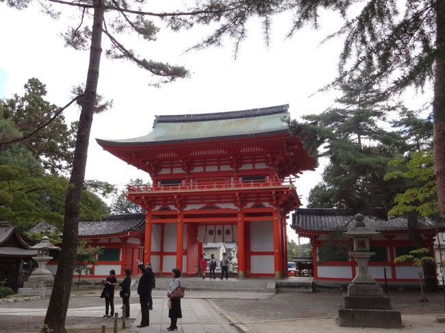 旅行雑誌には必ず載っている、有名なあぶり餅屋のかざりやさんと一和さん。関西人なのに一度も食べたことがありませんでした。今回、二店同時にいただき満足です。ハッとするほど鮮やかな朱色の楼門を持つ、今宮神社は女子の大好きな縁結びで有名です。紅葉前の空いている京都を１人旅で満喫しました。2013年初秋の旅、京都のお好きな方は是非ご覧ください。