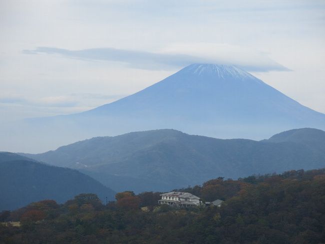 (写真は駒ヶ岳からの富士)<br /><br /> 今週は箱根でのんびり湯治の予定でしたが、天気が良さそうなので、先週谷川岳の帰り、気になった赤城山にまず向かうことにしました。 戦場ヶ原ではかたやムカデの赤城山。 いちど挨拶しておかねば・・・<br />そして返してはそのまま箱根に向かいます。 バカな行程です。 狂っています。 そこをあえて繋ぐのは赤城駒から箱根駒の駒駒ライン。 しかしひとつの山から身体を清めずして他の山へ向かうなどもってのほかです。 <br /><br />と言いつつも、強羅の湯を浴び、翌日駒ケ岳へ登ってみると(ロープウェイ利用ですが)、今日は富士のお山がよく見えます。 すると隣の「神山」(箱根の最高峰)からお呼びがかかります・・・「こっちにもおいでー!」<br />もうこれは山登りをやってる者でなければわからないと思いますが、ことわれません。 キツイとわかっていても足が向かっています。 ヤダ、ヤダ、ヤダと言いながらもいつしか神山に登り、反対側の大涌谷に抜けているのでありました。 ただ山登りはもう自分にはほんと苦しいのです。 止めたいのです。 今回は脳血管だって高血圧で2,3本はブチ切れていますよ、きっと。<br /><br /> ・薄もみじ散るも散らぬも霧の中 <仁左衛門><br /><br /> ・敷もみじ京も箱根も苔の上 <悠遊人>