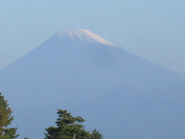本日、富士山の見えるゴルフ場に行ってきました。<br /><br />朝から空は快晴で風もほとんどなく、正にゴルフ日和でした。<br />只、残念だったのは、山頂に少し雪を被った富士山が、はっきりとではなく<br />少し霞んおりました。<br /><br />