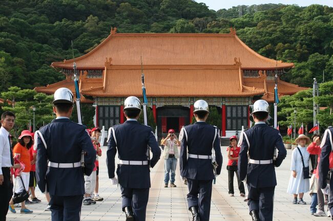 台北名物の一つ、忠烈祠における衛兵交代儀式の紹介です。これまでに見た世界の衛兵交代儀式の中では、一番規律が厳しい交代儀式に見えます。