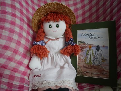 手足を曲げ伸ばせる、プリンス・エドワード島州タータンチェックドレスを着たアン人形 手足を曲げ伸ばせる、プリンス・エドワード島州タータンチェックドレス