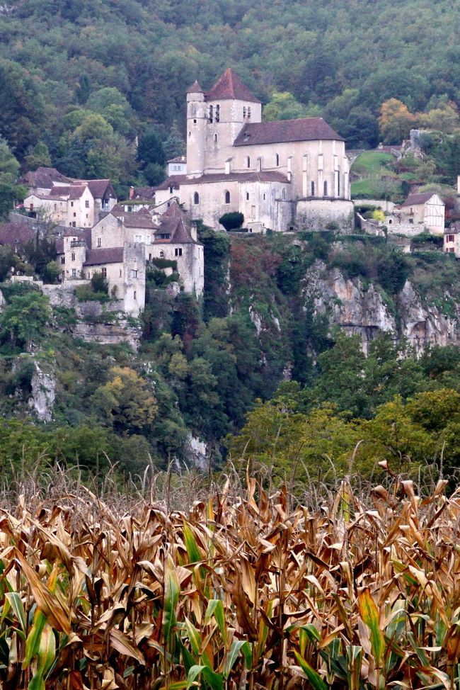フランスには、『フランスの最も美しい村』という全国組織がある。<br />人口が2000人に満たない小さな村の文化や景観を保全し、魅力を紹介して観光の振興に繋げる活動を行っている。現在150ほどの村が「美しい村」と認定され、先に訪れたゴルドやルシヨン(プロバンス)、昨年秋のリクヴィル(アルザス)などもその中に含まれている。<br />フランス南西部、ピレネー山脈の北側のミディ･ピレネー地域にも『美しい村』がたくさんある。多くは険しい断崖や深い谷間に阻まれた秘境にあり、交通手段も限られるため、短期の個人旅行ではなかなか訪れにくい。<br />サン･シル･ラポピーに足を運んだ。ありがたいことに、本数は少ないが麓の村まで路線バスが運行している。ロット渓谷の崖上に築かれた中世の村。フランス国内での投票で「150の村の中でも最高に美しい」と評された村を、最寄りの町カオールに前泊して日帰りで訪れた。