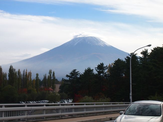 きれいな紅葉と富士山の景色を求めて河口湖へ♪　初めて行ったリサとガスパールタウンのかわいい街並みも堪能!