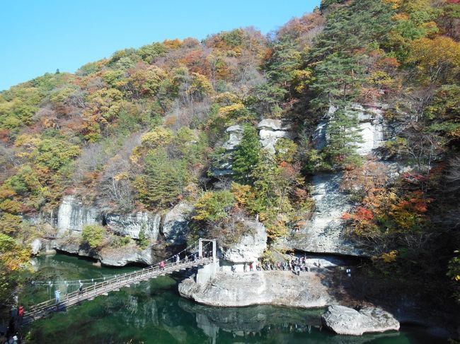 11月6日<br /><br />バスツアーで福島に<br />迫力の景勝地《塔の経つり》にいきました。<br />会津の方言で「険しい崖」をいみする「へつり」<br />100万年前に及ぶ侵食や風土によって現在のすがたになりました。<br />紅葉も見頃でしたよ。