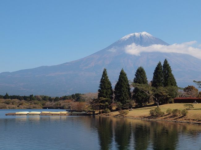 まもなくお引越し<br /><br />心残りは何だろう<br /><br />何度もしつこく言っているのですがやっぱり<br /><br />「綺麗な富士山が見たい！！！」<br /><br />何度も富士山付近に行くも、ぼんやりとしか見えなかったり全然見えなかったり。。。<br /><br />私って本当に富士山運がないな<br /><br />と思いつつもやっぱり見たい。<br /><br />何度も行くうちになんとなく分かったこと<br /><br />＊雲１つない青空が広がっていても富士山だけ雲に隠れて見えないことがある<br /><br />＊曇っていても突然富士山が姿を現すことがある<br /><br />なので晴れの日を狙って出かけても見えない可能性もある。<br />今回は１人で行くので新幹線と特急を利用する。<br /><br />せっかく行っても見えないこともあるのだ。<br /><br />行かずに後悔するか？<br />行って後悔するか？<br /><br />そりゃ、行って後悔するほうがいい。<br />とにかく行ってみようじゃないか！