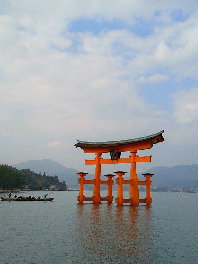 2度目の安芸の宮島、厳島神社めぐり。<br />１度目は干潮の厳島神社でしたが、<br />運よく満潮時の、あの水辺に浮かぶ神社を訪れることができました。<br />今度こそ、ちゃんと参詣したいという願いが通じ、<br />風情を感じ、素晴らしいときを過ごせました。<br />