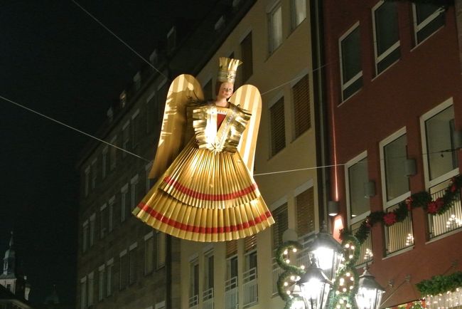 NURNBERGER Christkindlesmarkt　2012<br />　＜11/30〜12/24＞<br /><br />この日はニュルンベルクのクリスマスマーケット初日♪<br />世界で一番有名なクリスマスマーケット<br />旧市街のハウプトマクルト広場で開催です。<br /><br />天使のクリストキンドルが開幕式に登場して、マーケットのはじまりを告げる素敵なイベントに立ち会うことができ、とても感動しました☆<br /><br /><br />-----☆<br />〜サッカー観戦とクリスマスマーケットめぐりの旅♪〜<br /><br />・ブンデスリーガ　第13節　シャルケvsフランクフルト　<br />・世界遺産のケルン大聖堂とアーヘン大聖堂<br />・ノイシュバンシュタイン城<br />・ドイツ料理とビールを味わう！<br />・各地のクリスマスマーケットへ<br /><br />＜クリスマスマーケット☆２０１２＞<br />アーヘン（Aachen）<br />ミュンヘン（Munich）<br />フランクフルト（Frankfurt）<br />シュツットガルト（Stuttgart）<br />ニュルンベルク（Noernberg）<br />ドレスデン（Dresden）<br />