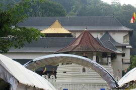 2011夏、スリランカ旅行記(29/46)：キャンディ、仏歯寺院(ダラダー・マーリガーワ寺院)、六色仏旗