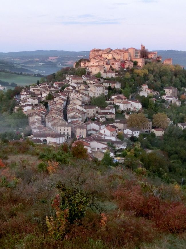 Cordes-sur-Ciel。<br />シュル･シェル（sur-Ciel）はフランス語で“空の”を意味するという。<br />よく晴れた春と秋の早朝、見事な円錐形の村は下半分が霧に覆われて、本物の『天空の村』になる。そんな写真を見て、どうしても訪ねたくなった。<br />　ミディ･ピレネーと呼ばれるフランス南西部。この地域に点在する美しい村は、『カタリ派』の存在抜きに語れない。キリスト教の一派だが、物質世界を否定し、聖職者を否定し、汚れた世俗と関係を断ち切って禁欲生活を営んだ。秘境の村が生まれたゆえんだ。トゥールースを中心に広がった宗派は教皇庁から“異端”とされて迫害を受け、大規模な討伐軍（アルビジョア十字軍）を向けられる事態へと発展した。<br />13世紀、コルド･シュル･シェルは彼らに対抗する砦として築かれたという。最寄りの古都アルビで前泊し、一泊の小旅行を試みた。