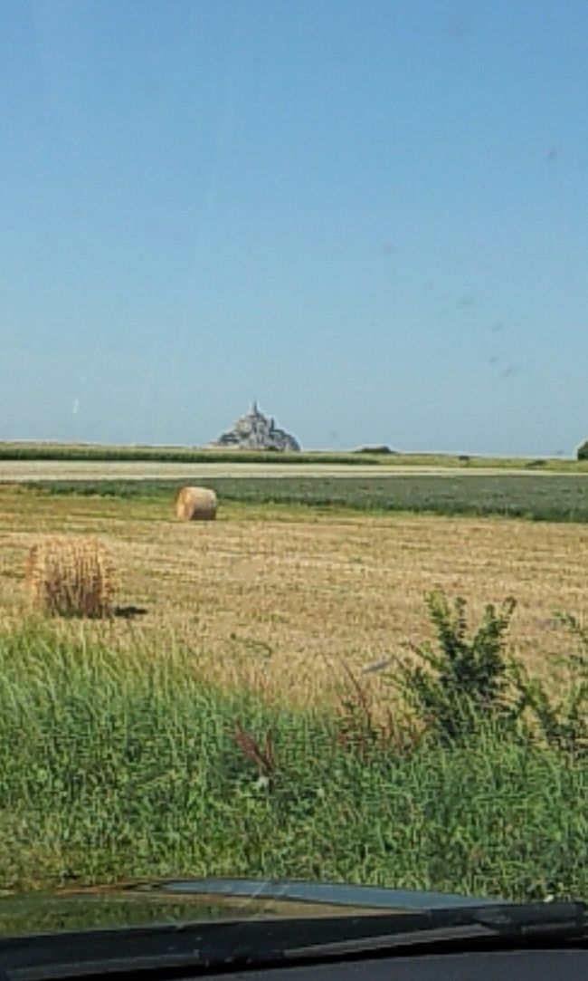 父と娘の初フランスの旅行記です。<br /><br />娘は、ＪＡＬ特典航空券にて、成田-フランクフルトのチケットを予約済み。<br />そこに父乱入ということになりました。<br /><br /><br />【旅程】<br />1日目　MU292中部08：30-上海10：10　MU569上海12：30-パリ19：05<br />2日目　娘フランクフルトより合流　モンサンミッシェルへ根性ドライブ<br />3日目　パリ　ルーブル美術館/凱旋門/エッフェル塔<br />4日目　パリ　オルセー美術館/サントシャペル/オペラガルニエ<br />5日目　MU554パリ13：25-上海07：00<br />6日目　MU592上海09：15-中部12：20<br /><br />【2日目】<br />今日は、前日フランクフルトに到着している娘とＣＤＧ空港で合流し、レンタカーにてモンサンミッシェルへ行きます。<br />フランクフルトからの合流が8：50なるため、バスツアーもＴＧＶも時間的に間に合わないことから、レンタカーでの強行日程になりました。<br />ＣＤＧ空港からＭＳＭまで片道380km、往復760km<br />名古屋-東京を往復に相当します。<br /><br />少々無謀と思いましたが、フランスの高速道路は130km/hで走れますので、頑張っていってきます。<br /><br />■パリ旅行記<br />(1)PARIS＆MSM　中国東方航空　出発編<br />https://4travel.jp/travelogue/10829767<br />(3)PARIS＆MSM　パリ市内観光編<br />https://4travel.jp/travelogue/10830121<br />(4)PARIS＆MSM　中国東方航空ビジネスクラス帰国編<br />https://4travel.jp/travelogue/10830957<br />