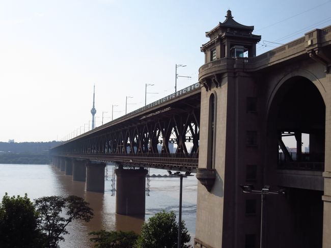 約1週間の湖北省（主に武漢）滞在。 <br /><br />仕事を終えて、この日は長江大橋を見に行きました。<br />この武漢の長江大橋は、長江（揚子江）にかかる、<br />2重構造の大橋で、上段は車と歩行者専用、<br />下段は列車専用になっています。<br /><br />結構長い橋ですし、暑い日だったので<br />渡ろうかどうしようか迷いましたが<br />せっかくなので歩いて渡ってみました♪<br /><br />橋の両岸は下町で、その下町歩きも楽しめました。<br /><br /><br />★★　湖北省出張記7/21〜7/29　★★<br />1★長沙★えー？天候不良でフライト目的地変更…<br />http://4travel.jp/traveler/blue_tropical_fish/album/10827937/<br />2★武漢★新天地みたいなおしゃれスポット楚河漢街へ<br />http://4travel.jp/traveler/blue_tropical_fish/album/10828536/<br />3★武漢★夕暮れ時、長江をぼんやり眺める<br />http://4travel.jp/traveler/blue_tropical_fish/album/10829309/<br />4★武漢★長江大橋を歩いて渡る♪<br />http://4travel.jp/traveler/blue_tropical_fish/album/10829862/<br />5★武漢★名物の熱干麺食べて武漢版裏外灘を散歩！<br />http://4travel.jp/traveler/blue_tropical_fish/album/10831135/<br />6★動車組で武漢から宜昌に移動…<br />http://4travel.jp/traveler/blue_tropical_fish/album/10831374/<br />7★宜昌と武漢★他力本願にてVIP待遇<br />http://4travel.jp/traveler/blue_tropical_fish/album/10832923/<br />8★武漢と赤壁★赤壁の戦いの舞台へ＠三国赤壁古戦場<br />http://4travel.jp/traveler/blue_tropical_fish/album/10833189/<br />9★武漢★さらば武漢、また会う日まで〜☆<br />http://4travel.jp/traveler/blue_tropical_fish/album/10833262/<br />