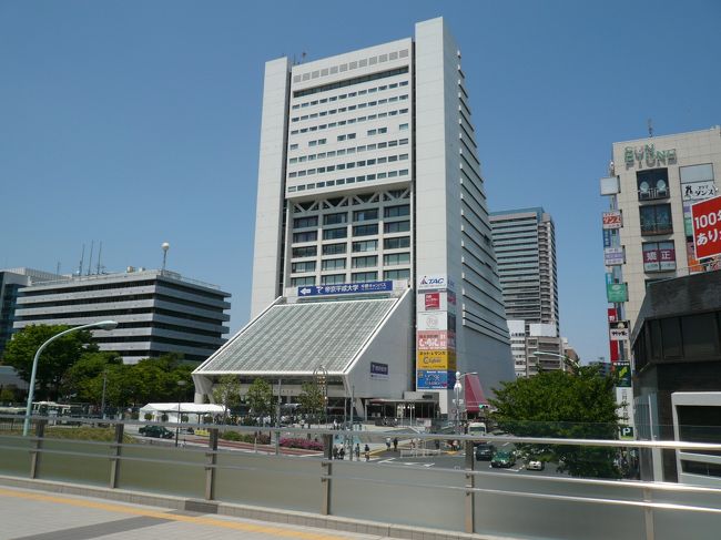 東京観光 3日目のパート1は中央線中野駅北口に行きました。「中野サンプラザ」の建物は昔から変わりませんが「サンモール」「ブロードウェイ」の商店街は数多くのお店が入れ替わっていました。<br />昼食は「サンモール」を少し入った所にある「中華そば・青葉」でつけ麺を食べました。<br />結構、このお店は有名店になってて多くのお客様が来られていました。美味しかったです。<br />「ブロードウェイ」が一番以前とは変わっていて「○○オタク」の人たちが集まる街になっていました。<br />ソフトクリーム屋さんは30年前とメニューも味も変わっていませんでした。