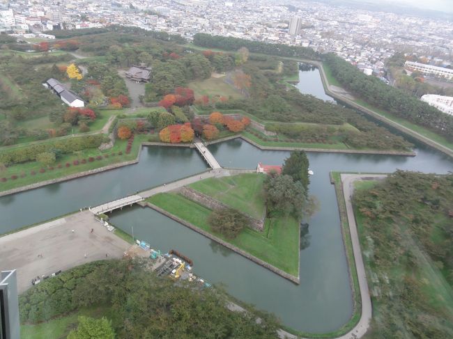 北海道は何度か行きましたが、基本？な道南の札幌小樽函館あたりに行っていなかったので、三都めぐりと称しているツアーを探していました。微妙な時期だからーとよこしまな思いでネットを見ていると、吹き出すほど安いのがあったので、さっくり申し込んでみました。しかし、三都めぐりのつもりが、時期がちょっと遅れたおかげもあって、すっかり紅葉を愛でる旅になりました。<br />クラブツーリズムにて、３泊４日の秋の北海道ツアーです。<br /><br />初日は函館観光です。<br />羽田13:20発→函館14:20着<br />