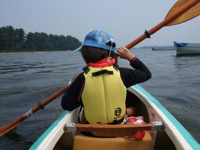 昔、若かりし頃。<br />琵琶湖でウィンドサーフィンをしていたこともあり<br />子連れで楽しめるマリンスポーツ【カヌー】に挑戦することに☆彡<br /><br />長女…小３<br /><br />次女・三女…小１<br /><br />長女と運動神経の良い三女は一人乗りカヌーに挑戦！！<br />ちょっと鈍臭い次女は、母と二人乗りのカヌーに挑戦！！<br />（でも、午後からは一人乗りで頑張りました）<br /><br /><br /><br />来年から、シーズン中（５月〜１０月）には何度か挑戦できればいいなぁと、決意を固めたバカ親子でした（笑）