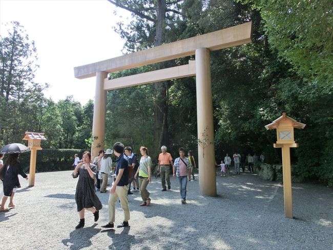 2013年9月22日から伊勢神宮と猿田彦神社と熱田神宮にお参りしてきました。ついでに鳥羽水族館も見物して来ました。伊勢神宮は遷宮直前で、儀式のための参道の屋根の組み立てなどの工事がたけなわでした。