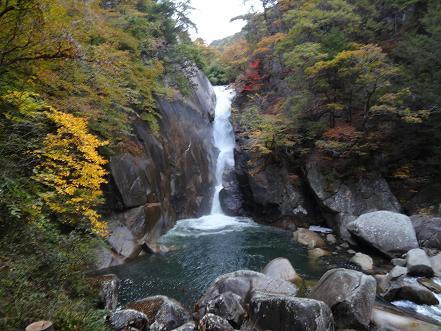 東京に住みはじめて、こちらで見るバスツアーの<br />チラシに昇仙峡という文字が沢山ありました。<br /><br />折角なので一度は行ってみたいと思い<br />レンタカーを借りて行ってきました。<br /><br />昨日が諏訪湖にわかさぎ釣りに行き<br />今回も昇仙峡に６時３０分に到着です。<br /><br />