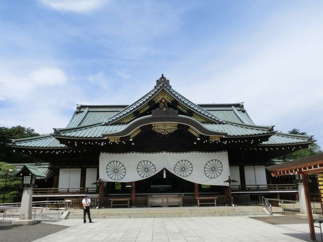 今年一番暑かった今日は、朝いつも通りに目を覚まして、でも起き出したのは１時間遅くて、９時過ぎにウチを出て、千秋文庫に向かった。 <br />けどオープンは１０時なんで、それまで靖国神社でも見ておこうかって境内に入ってみた（ウチから２０分ちょいで着いちゃうから）。 <br />結構外国人観光客が来てるね。 <br />来週はお盆で、靖国神社もみたままつりで混み合うだろうから、今のうちと思ってさ。 <br /><br />「（拝殿）正面からは写真を撮らないで」って事だったので、この辺からは？って許可を得ながらシャッター押したんだけど、どうしても正面から撮りたいモノ見つけちゃった。 <br />それって賽銭箱のマーク。菊は何処でも見られるけれど、その中に桜。これ撮っちゃ駄目？って聞いてみた。「階段の下からなら良いよ」って。で、「それ、何のマークは知ってる？」って逆に尋ねられちゃった。知らないから、これから調べようと思って、って答えると、意外に簡単、靖国神社のオリジナルマーク（何て呼ぶんでしょ？）なんだって。 <br />桜ね、判るような気はする。 <br /><br />千秋文庫はお客さんが誰も居なかった。自分が入って出るまで１人も出入り無し。知られてないんだね、勿体無い。 <br />千秋文庫って旧秋田藩主佐竹家に伝わる文化資料を集めた博物館。 <br />それで今、企画展で「唐絵」の模写を展示してるの。 <br />模写絵って言っても馬鹿にしちゃいけないんだよね。 <br />ちゃんと、誰の絵を誰が模写しましたって記録もハッキリしてて、なかなか面白い企画だと思った。 <br />何より興味深かったのは、狩野派に弟子入りすると、やたら模写ばっかりさせられるって話。とにかく先達の作品を模写しまくるんだって。 <br />いつも読んでる時代小説で、狩野派に弟子入りしたところ、模写ばっかりさせられて、己の描きたいモノが描けない、それに反発して破門になったなんてエピソードがしょっちゅう出て来てたのは真実だったんだ。 <br />んで、皆が皆（程度の差はあれど）狩野派の絵とはこういうモノだってのが描けるようになると、あちこちからウチ（の藩）で教えてくださいって引き抜かれてく。それで、全国に狩野派の絵を教える（描ける）人間が散らばってく職業画家軍団だったんだって。 <br />自分は探幽さんの弟の尚信さんの作品が結構好きだと思ったな。 <br />てかね、小説の中の話が目の前で現実と結び付くってメッチャ素敵な瞬間。 <br />そうそう、今サントリー美術館で開催されてる谷文晁展の文晁って下谷の出身だったんだって。知らなかった・・ <br />んで、文晁は模写される方だとばっかり思ってたら、模写してるの。誰のだと思う？　　源実朝、スケール違い過ぎ。 <br /><br />帰りに受付で見つけたパンフはパシフィコ横浜の「マンモス展YUKA」。 <br />永久凍土から発掘した少女（って言うのか？）マンモスを冷凍保存のまま世界に先駆けて公開だって！見たいなぁ。 <br />けど、入場料２２００円だって。引いちゃうよ。 <br />実は今日から開催の科博の「深海」も見に行きたいと思ってる。けど、これも高いから金曜夜だけの当日チケット１人１０００円利用しか無いかなと・・・ <br /><br />困ったモンで、見たい知りたい欲は止められない。 <br /><br /><br />