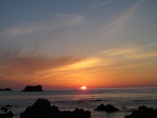昨年、次回を、なんて思っていましたが、<br />実際に、ふたたび、たっぷり目の期間でいってきました。<br />今度は、自走で上陸！させていただきました！！<br /><br />七浦海岸のめおと岩の横にて、の、<br />念願の！夕陽でございます。キター！！