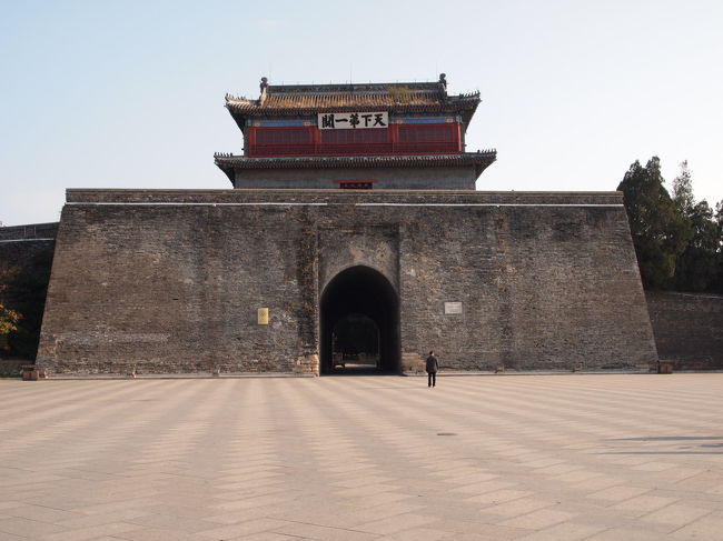 　今日の夕方には最終目的地ＰＭの本拠地「北京」に入城です、何かアッ！っと言う間の都市訪問でした。<br />ですがまだまだ「山海関」編ですので我慢して下さい。<br /><br />↑「天下第一関」て書いてまっけど、一番有名な「関」と言う意味じゃなくて、最初の「関」と言う意味らしい。<br />で、色々調べると「第一関」だから大きいぞ！とか、「広いんじゃない！？」とかほざいてますので、「百聞はいっぺんに聞けず」の諺通り、いっぺんに聞けなかった。　<br />そんなナイーブな私が向かっちゃいました〜。