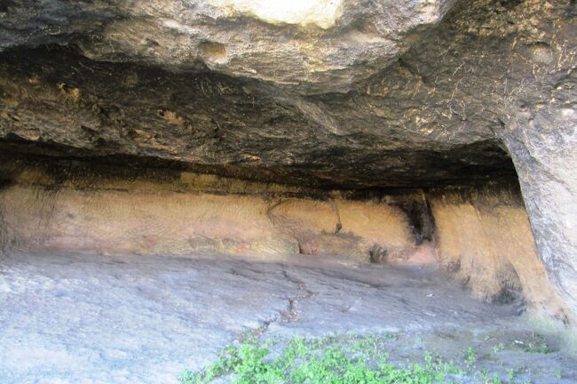 ブルガリアの世界遺産、イヴァノヴォ洞窟教会の紹介の続きです。丘の中腹からの眺めも印象的でした。部分的でしたが、白い断崖に映える紅葉の景