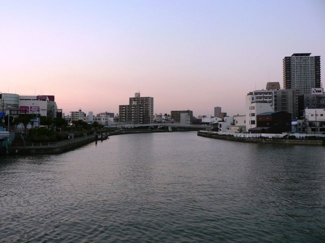 大正橋（たいしょうばし）は、大阪府大阪市大正区三軒家から浪速区木津川の間の木津川に架かる千日前通の橋で大正時代の１９１５年、大阪市の工業化が農村部に拡大していくことにともなって架けられた橋でかつて日本一の支間長を誇るアーチ橋だった。現在の橋は２代目で１９６９年から１９７４年にかけて架け替えられた橋長８０mの連続桁橋。「大正区」（１９３２年成立）の名前は、この大正橋に由来しているとのこと。橋の欄干には、ベートーベン作曲・交響曲第９番『歓喜の歌』の楽譜がデザインされ歩道にはメトロノームとピアノの鍵盤がデザインされている。<br />岩松橋（いわまつばし）は、大阪府大阪市西区千代崎と大正区三軒家の間の岩崎運河に架かる鉄筋コンクリート製桁橋で大正通にある。橋長は６６．５ｍで南詰のすぐ東には大正橋があり岩崎運河の下流側（当橋より西へ３００ｍ）には岩崎橋がある。岩松橋からは岩崎運河周辺の夕焼けがきれいに見えた。<br />（写真は岩崎運河周辺の夕焼け）<br /><br />