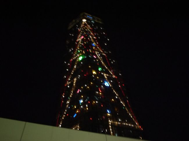 2011年12月24日に千葉ポートタワーに夜景を見に行った写真が見つかりました。<br />この日は、珍しく、私が晩酌を控えて、車で千葉ポートタワーに行きました。<br />ポートタワーのイルミネーションは当然、クリスマスツリーです。<br />夜も晴れていて、夜景が綺麗でした。<br />私のカメラの電池切れで、妻のデジカメを使いました。当時最新型で最軽量モデルですが、今は私のニコンのS1には全然勝てません。<br />展望台にも上りました。カップルだらけで、私は息子と2人です。<br />息子は望遠鏡で色々見ていました。<br />夜景で電池を食って、ろくに枚数が撮れなかった記憶があります。