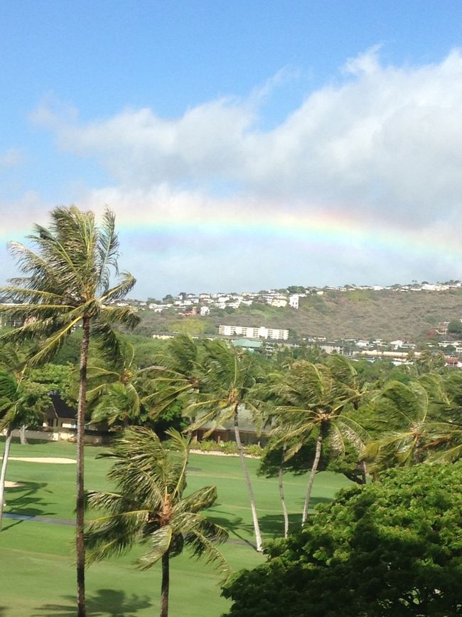 初のハワイ（初のアメリカ）。<br />さすが火山島という感じで、海から少し車を走らせると、雲をかぶるほどの山があったりと地形は起伏に富み、トンネル抜けると突然雨が降ったり、そして虹が出たり、滞在中は天候もめまぐるしく変化していました。<br />そして、毎日のように虹が出るからハワイの車のナンバープレートは虹のデザイン、と現地の人に教わりました。
