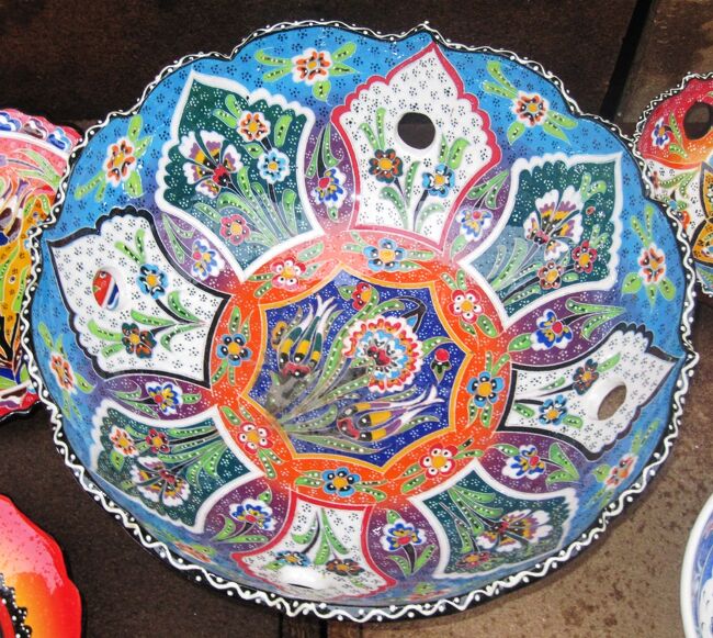 ブルガリアの陶磁器の紹介です。文様や質感など、何となく、トルコの陶磁器に似ているようなイメージを持ちました。