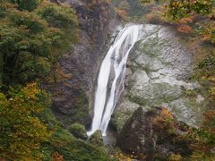 新潟の旅　滝だ、紅葉だ、温泉だ（１）　滝メグラーが行く１６９　雨の鈴ヶ滝・日本の滝百選87本目