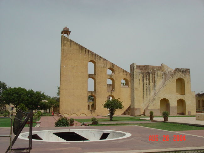 ご訪問ありがとうございます。<br /><br />ジャンタル・マンタル (Jantar Mantar)は、インド・ジャイプルにある天文台で天文学者でもあったムガール帝国のマハラジャ、ジャイ・スィン2世によって1728〜1734年に建てられた。マハラジャの居城「シティ・パレス」の一角にあります。