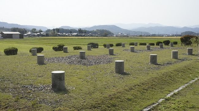 　万葉集を編纂したことで知られる大伴家持は天平宝字2年（758年）に因幡守として赴任している。優れた行政官でもありました。翌年天平宝字3年（759年）1月に因幡国府で『万葉集』の最後の歌を詠む。数々の和歌の名手として有名だが「新しき年の始の初春の 今日降る雪のいや重け吉事（よごと）」私が一番気に入っている。私事や他人のことでも、良いことの知らせを聞くとこの歌が心に浮かぶ歌です。<br />　この大伴家持が赴任した因幡国庁跡に、家持の足跡を求めて今回の旅となりました。国庁跡は現在字名も「国府」にあって柱跡が復元されている。少し東の「国府町屋」には先の歌の歌碑が建っている。更に東には因幡万葉歴史館がある。展示内容は、家持を中心として当時の暮らしぶりを分かりやすく紹介している。因幡万葉歴史館に車を預けて、トレンクルという小径自転車で、簡単に回れる範囲に点在している。勿論徒歩でも可能です。家持は、因幡の前は越中高岡にも赴任しているが、どちらかと云えば因幡の方が思いの残る大和の景色に近いという印象を受けました。この場所で、万葉集の最後の和歌を作ったことの、心が読み取れるような旅でした。<br />