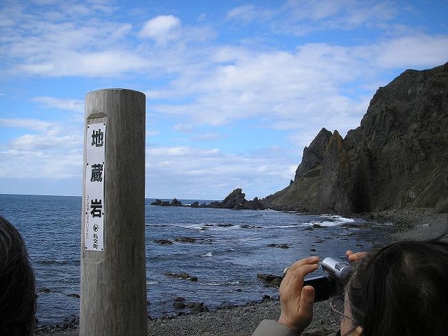 旅の記録（48）利尻・礼文 最北端の島探訪<br /><br />　礼文島（れぶんとう）は、北海道の北部、稚内の西方60キロメートルの日本海上に位置する礼文郡礼文町に属する島です。<br />　最高峰礼文岳（標高490m）を中心に、丘陵性の地形が広がっており、西側は桃岩・地蔵岩・猫岩などの怪岩、奇岩が点在しています。<br /><br />　利尻島（りしりとう）とは、北海道北部、日本海上に浮かぶほぼ円形の島です。面積182.11km2。日本の島嶼部で18番目に広い面積を有しています。<br /><br />　利尻礼文サロベツ国立公園（りしりれぶんサロベツこくりつこうえん）は、北海道にある日本最北の国立公園です。<br /><br /><br />　10月10日（水）利尻・礼文へ　<br />ホテルサハリン06：15出発 -　稚内港06：20着　フェリー乗船後　稚内港6：50出航----礼文島・香深港 9：50着　<br />●礼文島観光<br />10：00-13：00　礼文島では　1.スコトン岬　2.澄海岬　3.元地海岸　4.地蔵岩　5.桃岩（車窓）観光　途中正午に礼文「武ちゃん寿司」で昼食　13：20 礼文島・香深港を出航--- 14：00利尻島・鴛泊港着　<br />●利尻島観光 <br />14：00?利尻島では　1.姫沼　2.オタトマリ沼　3.仙法志御崎公園へ---17：50利尻富士温泉着　2泊目は　利尻マリンホテル　（夏季・年間半年のみ営業）<br /><br />　10月11日（木）稚内・宗谷岬へ<br />8：30利尻富士温泉　ホテル出発　・8：40利尻・鴛泊港 着<br />利尻・鴛泊（おしどまり）港9：10 出航　 稚内港10：50着 <br /><br />注）ブログ記事のうち景勝地紹介文の中にはフリー百科事典『ウィキペディア（Wikipedia）』および各地の公式サイトから引用したもの、あるいは抜粋・加筆したものがあります。